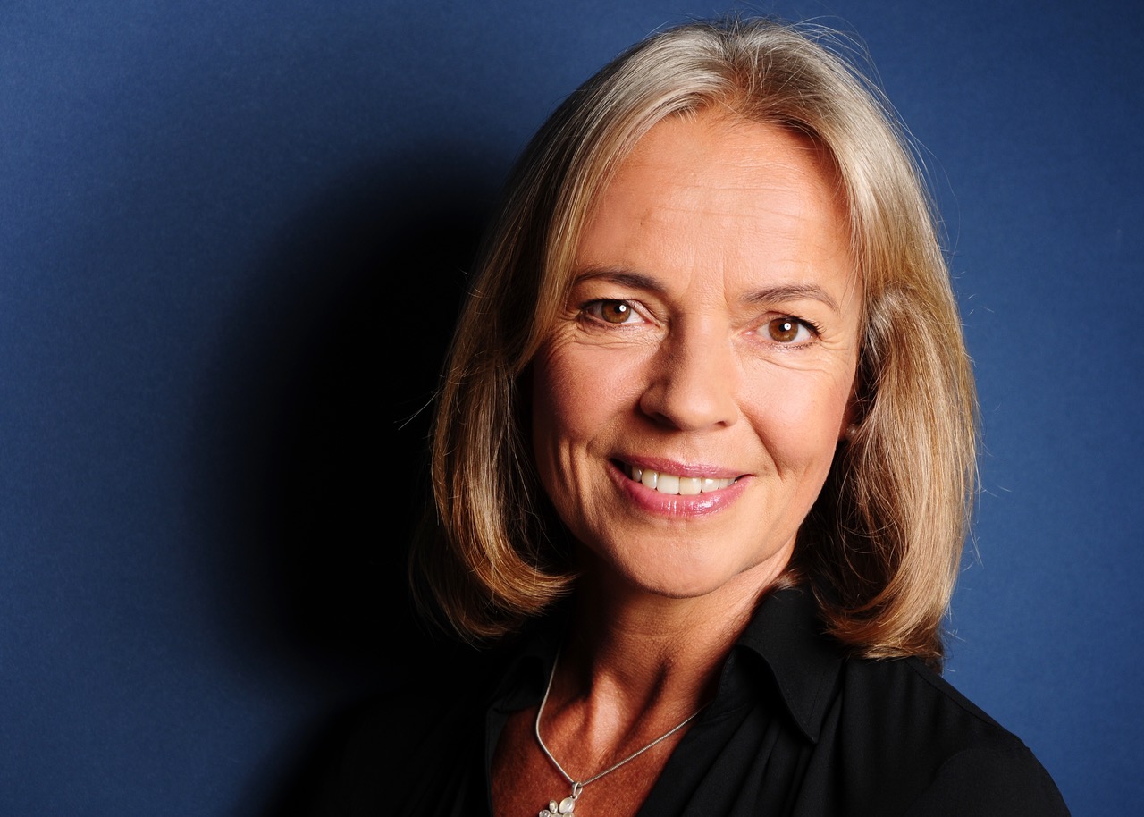  /><br />
<em>Prof. Dr. Britta Böckmann</em></p>
<p><strong>Das Bewusstsein für diese blinden Flecken scheint also mittlerweile vorhanden zu sein. </strong></p>
<p>Ja, da hat sich in den vergangenen Jahr viel getan. Bei der KI-Forschung ist es Standard, die Datenqualität zu überprüfen und die Ergebnisse zu validieren, um Artefakte auszuschließen. Das Problem ist also nicht mehr das fehlende Bewusstsein, sondern dass Studien in der Vergangenheit oft ausschließlich an männlichen Probanden durchgeführt wurden und daher die Daten fehlen. Ein anderes Manko ist: Auch bei der Usability von IT-Anwendungen werden die unterschiedlichen Bedürfnisse von Männern und Frauen zu wenig berücksichtigt.</p>
<p><strong>Inwiefern?</strong></p>
<p>Es gibt erste Erkenntnisse dazu, dass Männer und Frauen unterschiedlich mit den Anwendungen umgehen. Männer schauen sich Daten eher sequentiell – also eine Information nach der anderen – an, Frauen eher ganzheitlich und vernetzt. Es ist wichtig, die Software für Ärztinnen und Ärzte entsprechend anzupassen. Das kann sich dann darin ausdrücken, welche Informationen zu einer Patientin in welcher Reihenfolge und welcher Anordnung auf dem Bildschirm erscheinen sollten.</p>
<p><strong>Solche Anwendungen dürften wesentlich aufwendiger zu programmieren sein. Wie lässt sich das in der Praxis gut umsetzen? </strong></p>
<p>Im besten Fall setzt man auf Responsive Design. Das Programm lernt dabei vom Verhalten der Nutzerinnen und Nutzer und passt sich entsprechend an – so wie wir das auch von der Darstellung von Social-Media-Inhalten kennen. Die Vorlieben der Anwenderinnen und Anwender beim Umgang mit dem Programm werden also in das System integriert und die Darstellung entsprechend angepasst.</p>
<p><strong>In der Vergangenheit wurde immer mal wieder kritisiert, dass die Softwareentwicklung zu männerdominiert sei und daher bestimmte Verzerrungen bei der Entwicklung von Anwendungen entstehen. Wie sieht es in der Medizinischen Informatik aus: Wie hoch ist in diesem Bereich der Frauenanteil?</strong></p>
<p>In unserem Graduiertenkolleg sind mehr Doktorandinnen als Doktoranden – allerdings wurde das auch gezielt gefördert. Unter den Studierenden im Masterstudiengang Medizinische Informatik an der FH Dortmund, wo ich lehre, sind 30 bis 40 Prozent weiblich. Das ist also ein erheblicher Anteil. Wenn man sich dann aber die Führungspositionen anschaut, bricht es ab. In Deutschland gibt es gerade einmal vier oder fünf Professuren in der Medizinischen Informatik, die von Frauen besetzt werden.</p>
<p><strong>Woran liegt das Ihrer Einschätzung nach? </strong></p>
<p>Das eine ist die Vereinbarkeit von Familie und Beruf. Um eine Professur zu bekommen, sind die Anforderungen sehr hoch – dazu gehört zum Beispiel eine umfassende Publikationsliste. Wer familienbedingt eine Zeit lang ausfällt oder weniger arbeiten möchte, gerät ins Hintertreffen. In Unikliniken und Krankenhäusern wiederum gibt es einen zum Teil sehr großen Konkurrenzkampf um Führungspositionen. Ich habe die Erfahrung gemacht, dass Frauen weniger bereit sind, diese Auseinandersetzungen in Kauf zu nehmen, um den nächsten Karriereschritt zu gehen. Ich bin daher ganz klare Befürworterin von Quoten.</p>
<p><strong>Inwiefern?</strong></p>
<p>Ich bin in zwei Aufsichtsräten und einem Verwaltungsrat. Und in den Aufsichtsräten wäre ich nicht, wenn ich nicht eine Frau wäre. Das war – neben meiner Expertise in Bereichen wie Digitalisierung und  Medizin – eines der Kriterien für die Suche geeigneter Personen. Und dieses Suchkriterium gab es nur, weil die gesetzlichen Quotenvorgaben vor der Tür standen. Es zeigt sich also: Es funktioniert.</p>
<p><strong>Aber sträuben sich Unternehmen denn heutzutage wirklich noch so sehr dagegen, Frauen in Führungspositionen zu bringen?</strong></p>
<p>Ich glaube, dass das Bewusstsein mittlerweile sehr stark vorhanden ist, dass sich etwas ändern muss. Es gibt viele Bestrebungen, den Anteil von Frauen in Führungspositionen zu erhöhen – aber die Frage ist, wie der Weg dahin gelingt. Viele Unternehmen stellen sich nicht die Frage, welche Unternehmenskultur sie brauchen, um diverser zu werden und Frauen zu ermutigen, Führungspositionen zu übernehmen. Bei Stellenausschreibungen heißt es dann, dass bei gleicher Qualifikation Frauen bevorzugt genommen werden; es wird auch gezielt mit Headhunterinnen und Headhuntern nach Frauen für Führungspositionen gesucht. Aber viele Unternehmen haben keine Antworten auf die kulturellen Fragen.</p>
<p><strong>Was empfehlen Sie: Was sollten Unternehmen angehen?</strong></p>
<p>Bei Philips, wo ich im Aufsichtsrat bin, fanden beispielsweise Workshops statt. Darin wurden Frauen explizit nach Bedingungen gefragt, eine Führungsrolle anzustreben. Und auch hier zeigte sich: Es sind vor allem kulturelle Aspekte wichtig. Zum Beispiel, inwiefern es kooperativ oder eher konkurrenzorientiert auf der Führungsebene zugeht, ob es auch in Führungspositionen Möglichkeiten für Teilzeit gibt – oder die Erwartung ist, 24/7 zur Verfügung zu stehen. Das alles sind Parameter, die ein Unternehmen mehr beeinflussen als eine Quote.</p>
<p><strong>Was hat Philips darüber hinaus unternommen?</strong></p>
<p>Mittlerweile ist Jobsharing auf der Führungsebene möglich, sodass sich nun zwei Kräfte die Führungsaufgabe teilen können. Zudem wurden Townhall-Meetings eingeführt, bei denen sich der CEO und weitere Führungskräfte zu bestimmten Themen äußern – und da sind auch verstärkt Gender- und Diversity-Themen eingeflossen. Außerdem gibt es inzwischen eine klare Vereinbarung: Meetings dürfen nur noch in den Kernarbeitszeiten stattfinden. Zudem gab es Awareness-Trainings für Führungskräfte. Dabei sollte unter anderem dafür sensibilisiert werden, wie sie bei Einstellungen vorgehen. Denn wissenschaftliche Untersuchungen zeigen, dass Führungspersonen eher Leute einstellen, die so sind und so ticken wie sie selber.</p>
<p><strong>Sie sind auch Verwaltungsratsmitglied des </strong><strong>Unispitals Basel. Dort werden gerade </strong><strong>neue Profile für Führungspositionen erarbeitet. Was ist genau geplant? </strong></p>
<p>Die klassische Rollenbeschreibung für eine Chefärztin oder einen Chefarzt an einer Uniklinik umfasst heute noch drei Aufgaben: die Leitung der Klinik, Forschung und Lehre. Diese Kombination von Anforderungen macht es fast unmöglich, diese Rolle auszufüllen, ohne 60 bis 70 Stunden pro Woche zu arbeiten. Wir überlegen gerade, wie man das trennen kann: dass zum Beispiel die Klinikleitung nicht unbedingt verbunden ist mit Forschung und Lehre. Es ist bisher ein Statussymbol, eine Klinik zu leiten und gleichzeitig eine Professur innezuhaben. Daher brauchen wir einen Bewusstseinswandel. Sonst ist es schwierig Chefärztinnen zu bekommen – und künftig wohl auch Chefärzte.</p>
<p><strong>Wieso das?</strong></p>
<p>Wenn ich mit den Master-Absolventinnen und Absolventen hier an der Hochschule darüber spreche, was ihnen wichtig ist, liegt die Work-Life-Balance weit vorne – und das unabhängig vom Geschlecht. Das hat sich in den vergangenen Jahren stark gewandelt. Ich bin deshalb überzeugt, dass es für Unternehmen und Kliniken essenziell ist, sich zu verändern, um in Zukunft die besten Leute zu bekommen.</p>
<p><em>Prof. Dr. Britta Böckmann leitet den Studiengang Medizinische Informatik an der Fachhochschule Dortmund. Sie ist stellvertretende Vorsitzende des Aufsichtsrats der DocCheck AG und Mitglied im Aufsichtsrat der Philips Deutschland GmbH. Zudem ist sie Mitglied des Vorstands der DGTelemed und Beiratsmitglied der Gematik.</em></p>
</div></div><div id=