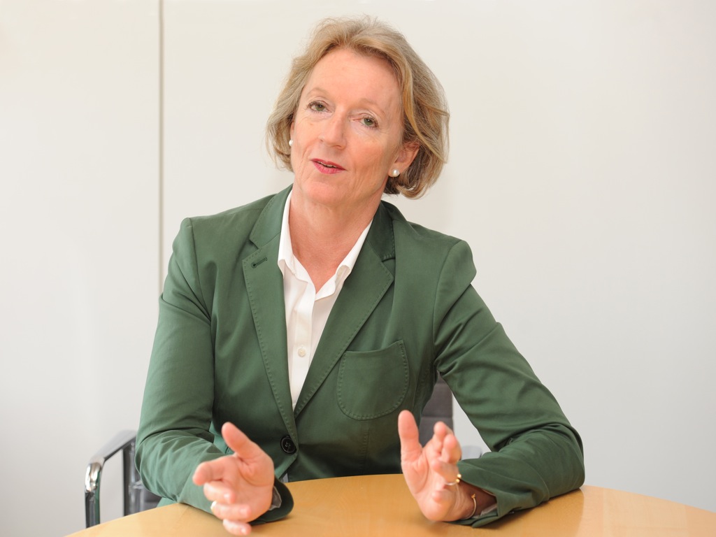  /></p>
<p><em>Irmtraut Gürkan hat sich während ihrer Karriere lieber auf die Sacharbeit konzentriert. Frauen rät die ehemalige Kaufmännische Direktorin des Universitätsklinikums Heidelberg heute, mutiger zu sein – und um ihre Karrierechancen zu kämpfen.</em></p>
<p><strong>Was waren rückblickend die wichtigsten Ereignisse und Entscheidungen in Ihrer beruflichen Karriere?</strong></p>
<p>Die Wahl meines Studiums (Volkswirtschaftslehre mit Schwerpunkt Sozialpolitik). Diese fußte auf den vielen Diskussionen über die positiven und negativen Seiten des Gesundheitswesens mit meinem Vater, der Chef einer AOK in Nordhessen war.</p>
<p>Meine erste Stelle nach dem Studium habe ich bei der AOK Frankfurt angetreten. Es war ein Schock für mich in einer sehr starren Organisation zu arbeiten. Zugleich sah ich durch die Kontakte mit den Krankenhäusern, dass hier großer Handlungsbedarf, aber auch viel Gestaltungsspielraum bestand. Nach zwei Jahren habe ich eine Aufgabe in der Uniklinik Frankfurt übernommen und war dort 23 Jahre tätig, schließlich als Kaufmännische Direktorin.</p>
<p>Entscheidend für meine Karriereschritte war, dass ich mir mit meinem Mann immer einig war, dass wir beide unsere beruflichen Interessen und Ziele verfolgen und uns dabei gegenseitig unterstützen. Auch als die zwei Töchter kamen, habe ich bis auf die Mutterschutzzeiten nicht pausiert.</p>
<p><strong>Was waren die größten Hindernisse auf dem Weg und wie haben Sie diese überwunden?</strong></p>
<p>Die starre Organisation und Hierarchie in meiner ersten Position konnte ich nicht überwinden. Mir war bewusst, ich muss mich (weg)bewegen. In der Uniklinik Frankfurt habe ich das Desaster der vollständigen Überforderung der Organisation, der zum Teil unqualifizierten Besetzung von Führungspositionen genutzt und mir ein „dickes Fell“ zugelegt. Ich habe mich immer auf die Sachthemen konzentriert und einfach mutig abgearbeitet, was anstand. An Machtspielen hatte ich kein Interesse und dafür auch keine Zeit. Mit zwei kleinen Kindern und dem Anspruch, die anstehenden Aufgaben gut zu erledigen, arbeitet man sehr fokussiert.</p>
<p><strong>Welche persönlichen Stärken haben Ihnen auf dem Weg nach oben geholfen?</strong></p>
<p>Stressresistenz. Begeisterungsfähigkeit. Mut. Ich hatte immer großes Interesse daran, das Universitätsklinikum Frankfurt – und später das Universitätsklinikum Heidelberg – bestmöglich für die Belange der Hochleistungsmedizin aufzustellen. Ich bin begeisterungsfähig, manchmal auch zu schnell, und hatte immer den Mut, Innovationen in der Medizin bestmöglich zu unterstützen. Auch auf die Gefahr hin, dass nicht alles gelingt, was man anpackt.</p>
<p><strong>Was müsste sich Ihrer Ansicht nach in der Arbeitswelt grundsätzlich ändern, damit mehr Frauen in Führungspositionen gelangen?</strong></p>
<ul>
<li>Bessere Angebote zur Kinderbetreuung! Auch heute noch ein totaler Stress, teuer noch dazu. Als unsere Kinder klein waren, hat mein Nettogehalt in den ersten Jahren nicht ausgereicht, die Kinderbetreuung zu Hause zu bezahlen, der Kindergarten (ab 3 Jahren von 8 Uhr bis 12 Uhr, ein Witz für berufstätige Mütter) war völlig unzureichend, Betreuung in der Grundschule ein Fremdwort.</li>
<li>Flexible, auf die persönlichen Lebensumstände Rücksicht nehmende Arbeitszeiten. Hier war Corona (Möglichkeiten des Homeoffice) sicher hilfreich.</li>
<li>Toleranz, Anerkennen der individuellen Fähigkeiten und Kompetenzen von Frauen auch von den „Silberrücken“, insbesondere in hierarchieverhafteten Organisationen wie den Krankenhäusern.</li>
<li>Mehr Mut der Frauen. Sie müssen sich auch aus Komfortzonen heraustrauen und um ihre Karrierechancen kämpfen.</li>
</ul>
<p><strong>Was würden Sie definitiv anders machen angesichts Ihrer Erfahrungen?</strong></p>
<p>Mehr Netzwerken! Da können wir Frauen, die wir uns meist auf die zu lösenden Aufgaben konzentrieren, von den Männern noch viel lernen.</p>
<p>&nbsp;</p>
<p><em><strong>Irmtraut Gürkan</strong></em> <em>war von 2003 bis 2019 als Kaufmännische Direktorin und stellvertretende Vorstandsvorsitzende des Universitätsklinikums Heidelberg tätig. In dieser Zeit wurde sie mehrfach von der Krankenhausszene für ihre Management-Leistungen ausgezeichnet. Zuvor war die Volkswirtin am Universitätsklinikum Frankfurt tätig. Derzeit ist sie in zahlreichen Gremien aktiv, unter anderem als stellvertretende Aufsichtsratsvorsitzende der Charité und als Aufsichtsratsmitglied der RHÖN-KLINIKUM Aktiengesellschaft.</em></p>
<p>&nbsp;</p>
<p>Photo by <a href=