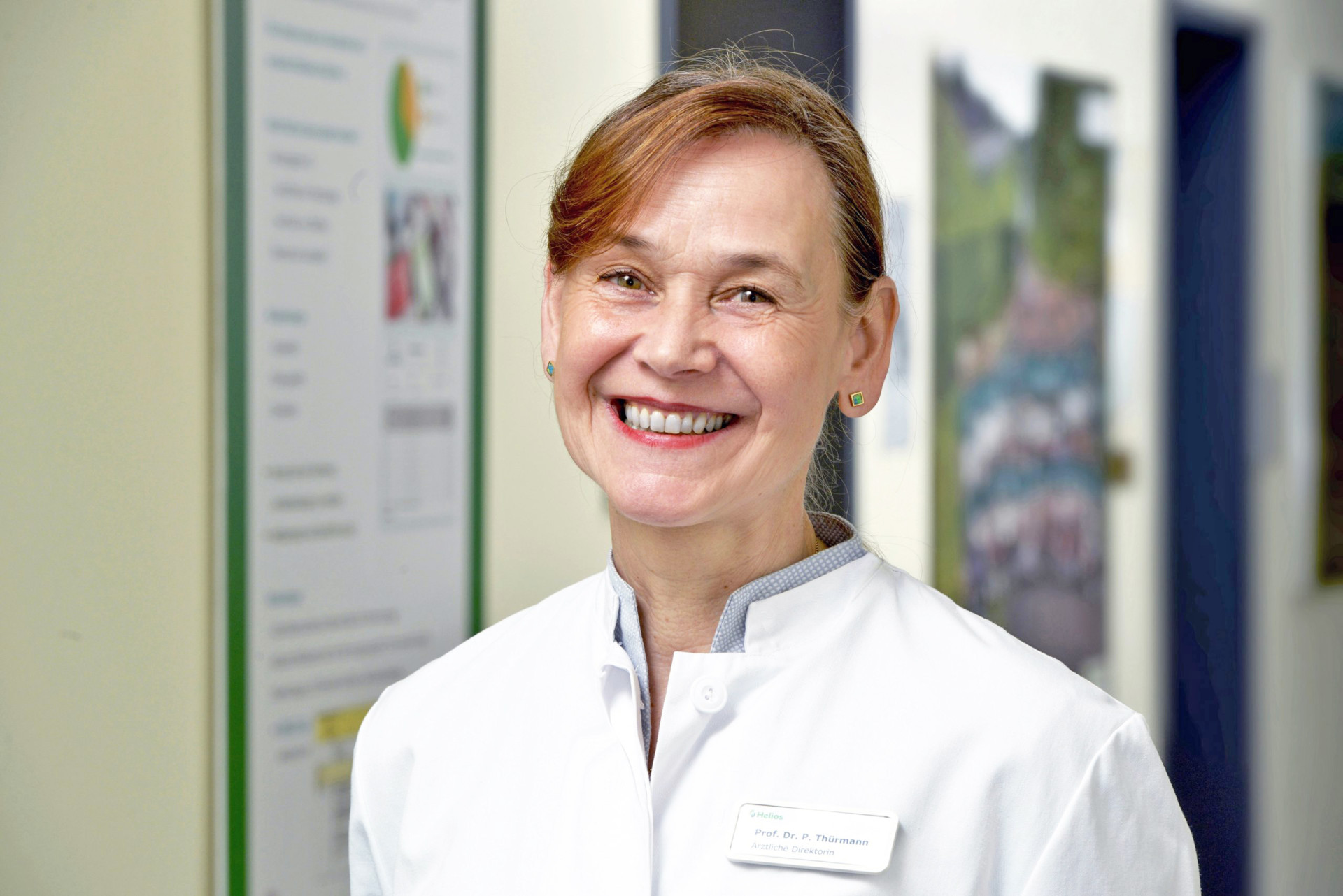 ><br><em>Prof. Dr. Petra Thürmann</em></p>



<p><strong>Dabei sah das einige Jahrzehnte zuvor noch anders aus.</strong></p>



<p>„Genau. In den 60er- und Anfang der 70er-Jahre waren in den Studien anteilsmäßig viele Frauen vertreten. Mit dem Contergan-Skandal hat sich das dramatisch gewandelt. Die Befürchtung war, dass es bei schwangeren Studienteilnehmerinnen zu Komplikationen kommt. Deswegen waren Frauen, die schwanger werden konnten, von Studien der Phase I und der frühen Phase II in der Regel ausgeschlossen. Erst viel später wurde dann vielen bewusst, dass dadurch wichtige Studieninformationen fehlten. Die Ereignisse in den 70ern haben also einerseits dazu geführt, dass mehr Sicherheit im Rahmen von Studien entstanden ist. Andererseits hat es auch zu einer Art Paternalismus geführt: Auch Frauen, die bei Studien mitmachen wollten und schon älter waren oder nur Partnerschaften mit Frauen hatten – und deshalb nicht schwanger werden konnten oder wollten – durften nicht an Studien teilnehmen.“</p>



<p><strong>Im Zuge der Coronapandemie gab es neben sehr vielen Studien über das Virus selbst auch solche, die sich damit beschäftigten, wie geforscht wurde. Dabei wurde mitunter kritisiert, dass das Geschlecht bei zahlreichen Studien in der Frühphase der Pandemie nicht als erklärende Variable berücksichtigt wurde. Teilen Sie diese Kritik?</strong></p>



<p>„Man muss das differenziert betrachten. Einerseits gibt es Beispiele für solche Studien. Und da kommen dann auch wieder Erfahrungen aus der Vergangenheit hoch: Dass etwa bei Studien zum Thema Brustkrebs jeder sofort an Frauen denkt, aber die Folgen von Viruserkrankungen als geschlechtsneutral angesehen wurden – und deshalb die Unterschiede nicht berücksichtigt wurden.</p>



<p>Andererseits ist es nicht immer ganz klar, ob in Studien nicht möglicherweise doch geschlechtsspezifisch untersucht wurde. Es kann gut sein, dass Autorinnen und Autoren Informationen zum Frauenanteil und geschlechtsspezifische Analysen in der Ausgangsversion ihres Papers bei einer Fachzeitschrift eingereicht haben. Möglicherweise sind diese Informationen dann aus Platzgründen nicht veröffentlicht worden – wobei das natürlich keine gute Begründung ist.</p>



<p>Man muss zudem anerkennen, dass die Behörden in der Pandemie schnell reagiert haben. Sobald erste Belege für leichte Unterschiede bei den Nebenwirkungen der Impfstoffe vorlagen, wurden schnell alters- und geschlechtsspezifische Empfehlungen ausgesprochen. Das hat es in diesem Tempo so noch nie gegeben.“</p>



<p><strong>2004 wurde im deutschen Arzneimittelgesetz festgeschrieben, dass die vorgelegten Unterlagen zur klinischen Prüfung auch geeignet sein müssen, „den Nachweis der Unbedenklichkeit oder Wirksamkeit eines Arzneimittels einschließlich einer unterschiedlichen Wirkungsweise bei Frauen und Männern zu erbringen“. EU-weit ist es Pflicht, im Prüfplan zu begründen, wenn man ein Geschlecht oder eine Altersgruppe von Studien ausschließt oder diese unterrepräsentiert sind. Was hat sich ansonsten in der klinischen Forschung getan, seitdem die blinden Flecken zu den geschlechtsspezifischen Unterschieden öffentlich wurden?</strong></p>



<p>„Die Sensibilisierung für geschlechtsspezifische Unterschiede hat bei denjenigen, die Studien initiieren, deutlich zugenommen. Die Zulassungsbehörden achten stärker darauf. Da hat sich einiges getan. Und das gilt auch für die Fachinformationen für Ärzte und Apotheker, wenn ein neues Medikament verkauft wird. Es gibt kaum noch neue Fachinformationen ohne genaue Anmerkungen. Dort ist dann beispielsweise notiert, dass die Analysen keine Hinweise auf Unterschiede bei den Nebenwirkungen ergeben haben. Auch das hat sich also sichtbar gewandelt. Und dennoch gibt es noch Luft nach oben.“</p>



<p><strong>Und zwar?</strong></p>



<p>„In der EU gibt es keine strikte Vorgabe dazu, wie viele Frauen in Studien eingeschlossen werden müssen. Es heißt lediglich, dass es „ausreichend“ viele sein müssen – was auch immer das heißen mag. Das ist ein recht gummiartiger Spielraum, der vorgegeben wird.“</p>



<p><strong>Was sollte sich also ändern?</strong></p>



<p>Ich könnte mir vorstellen, dass man sich in der EU bei der Zulassung stärker an den USA orientiert. Etwa sollte für alle vorgelegten Studien individuell – und nicht für die Gesamtheit aller Studien gelten –, dass es ein geschlechtergerechtes und angemessenes Verhältnis im Vergleich zum Anteil in der Bevölkerung gibt.</p>



<p>Ich sehe aber auch die Fachgesellschaften in der Pflicht. Wenn ein Pharmahersteller ein Medikament zugelassen haben will, wird es dabei mit einem Placebo verglichen. Manchmal gibt es auch noch Studien, bei denen verglichen wird, ob das Medikament im Vergleich zu einem Standardmedikament genauso gut oder besser wirksam ist. Der wissenschaftliche Anspruch müsste aber anders aussehen. Man müsste untersuchen: Könnte es sein, dass das Medikament besser bei Männern oder besser bei Frauen wirkt? Man müsste also beispielsweise mehrere Antidepressiva bei Männern und Frauen vergleichen und dann nicht schauen: Ist Medikament A besser als B? Sondern, bei welchem Geschlecht wirkt es besser? Dazu gibt es bisher nur ganz wenige Studien. Das kann man von den Herstellern bei der Zulassung aber auch nicht verlangen. Dafür müssten Forschungsgelder bereitgestellt werden. Studien müssten zudem viel pragmatischer konzipiert werden.“</p>



<p><strong>Was meinen Sie damit?</strong></p>



<p>Bei den Zulassungsstudien gibt es sehr genaue Kriterien, die festlegen, wer ein- und ausgeschlossen wird. Dadurch fallen viele Patientinnen raus, etwa weil sie bestimmte Begleiterkrankungen haben. So soll verhindert werden, dass Ergebnisse verfälscht werden. Pragmatisch hieße hierbei: Man sollte beispielsweise bei Studien zu einem Blutdrucksenker auch Patientinnen und Patienten mit Begleiterkrankungen – wie Inkontinenz, leichten Depressionen oder beginnender Demenz – mit aufnehmen. Denn letztlich werden auch sie später mit dem Medikament behandelt werden.“</p>



<p><strong>Wo sehen Sie zudem Handlungsbedarf?</strong></p>



<p>„Nach Operationen bekommen viele Patienten auf der Intensivstation eine Infektion. Man hat mittlerweile festgestellt, dass es Erreger gibt, die unterschiedlich häufig bei Männern und Frauen auftreten. Aber welche Antibiotika daher bevorzugt Männern und welche Frauen gegeben werden sollten, ist in den gängigen Therapieschemata noch nicht enthalten.“</p>



<p><strong>Was sind Ihrer Einschätzung nach weitere Ansatzpunkte, um Verbesserungen zu erzielen?</strong></p>



<p>Es gibt ältere Untersuchungen, die zeigen, dass Ärztinnen im Vergleich zu Ärzten mehr Frauen in Studien einschließen. Und mir sind keine neueren Untersuchungen bekannt, die zeigen, dass sich daran etwas geändert hat. Da könnte man beispielsweise ansetzen. Auch mit Blick auf die Schulung der Studienärzte müsste man etwas tun. Es wird sehr viel Zeit darauf verwendet, Ärzte zu schulen, wie sie im Rahmen einer Studie vorgehen sollen. Warum gibt es aber keinen Zeitslot, in dem darauf hingewiesen wird: Es ist wichtig, auch Frauen mit einzuschließen! Und das auch, wenn es zum Beispiel um erhöhtes Cholesterin geht, von dem eher Männer betroffen sind. Auch das würde dazu beitragen, dass mehr Frauen in Studien eingeschlossen werden.“</p>



<p><strong>Prof. Dr. Petra Thürmann</strong> ist seit November vergangenen Jahres Vizepräsidentin der Universität Witten/Herdecke für den Bereich Forschung. In Witten/Herdecke hat sie den Lehrstuhl für Klinische Pharmakologie inne, zudem ist sie am Helios Universitätsklinikum Wuppertal Chefärztin, stellvertretende ärztliche Direktorin und verantwortet eine Vielzahl von Studien und Forschungsprojekten – häufig mit dem Schwerpunkt Arzneimittelsicherheit. Außerdem ist sie in zahlreichen nationalen und internationalen Gremien und Fachgesellschaften vertreten, wie etwa dem Sachverständigenrat zur Begutachtung der Entwicklung im Gesundheitswesen der Bundesregierung.</p>
</div></div><div id=